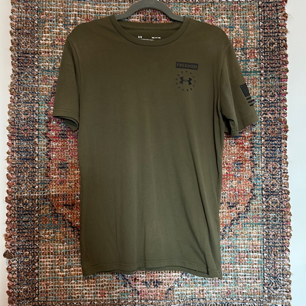 Under Armor small/med t shirt